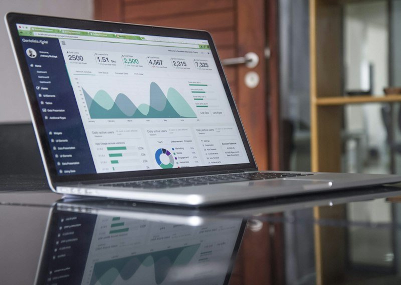 Print on demand pricing - checking sales and profit on a laptop